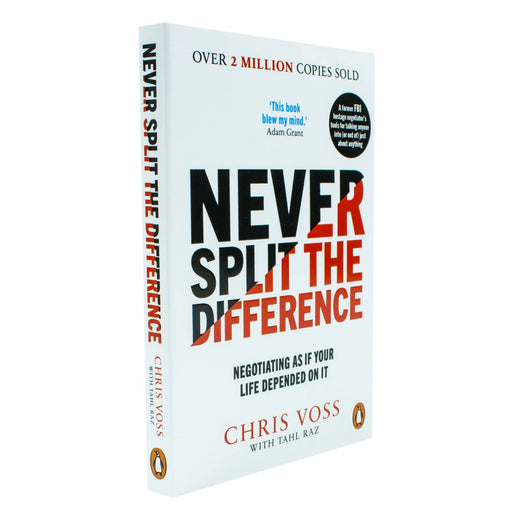 Paperback book cover of "Never Split the Difference" by Chris Voss, a non-fiction guide on negotiation skills published by Random House Business.